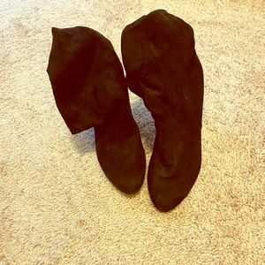 Size 8.5 slouched suede Steve Madden booties